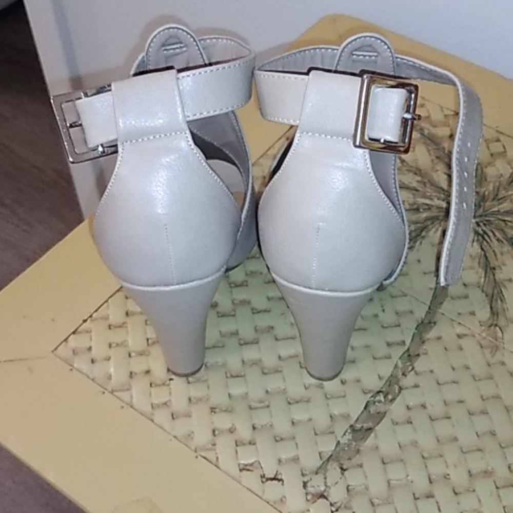 Shoes - Picture 4 of 4